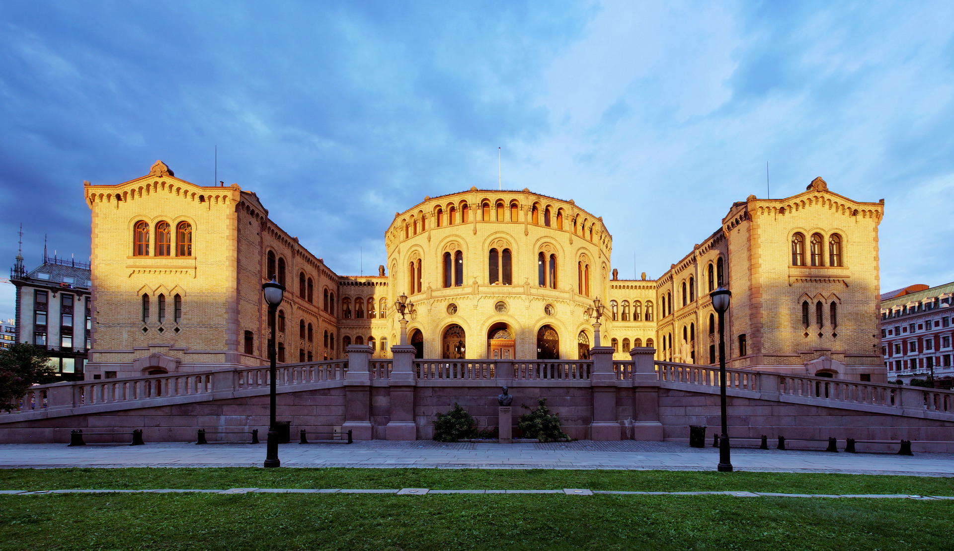 Stortinget, bildet er tatt forn bygningen hvor den bader i sollys.